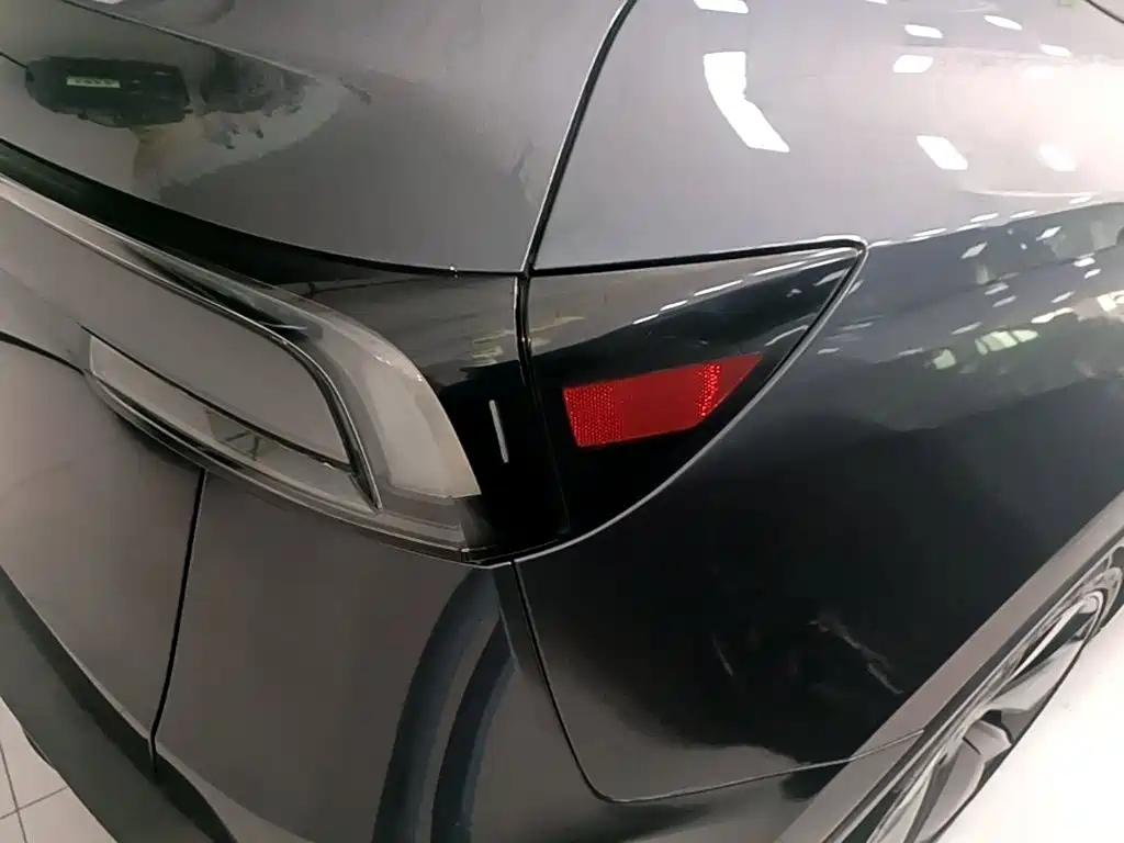 Tesla Model Y — миниатюра 8