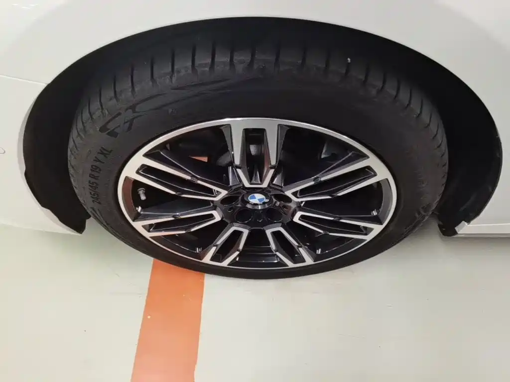 BMW 5 Series — миниатюра 23