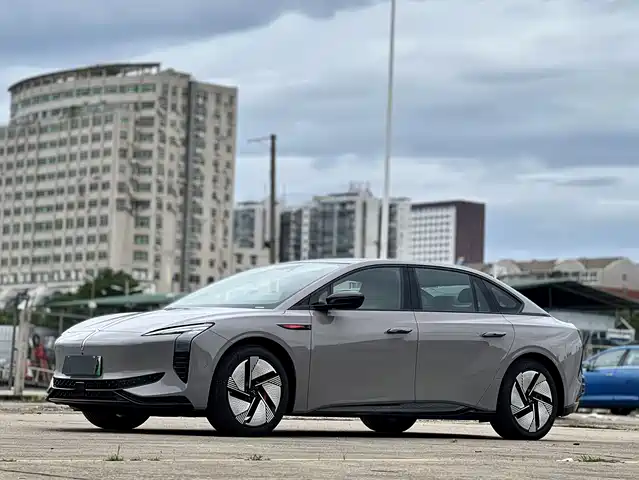 2025 Hongqi EH7