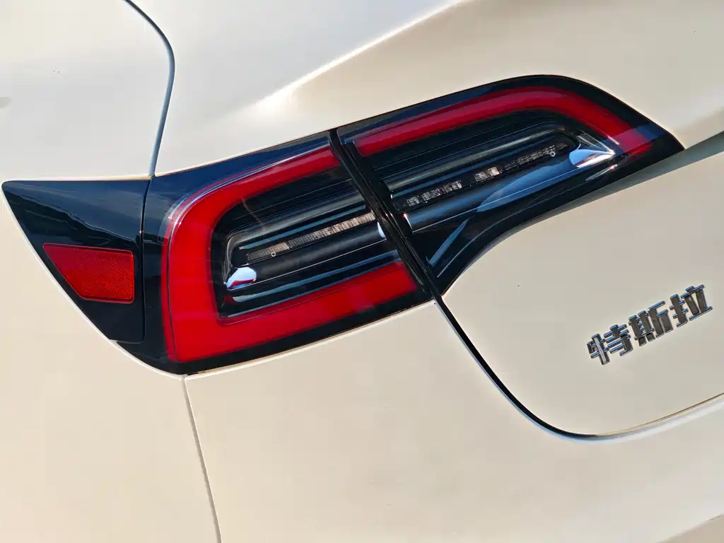 Tesla Model 3 — миниатюра 15
