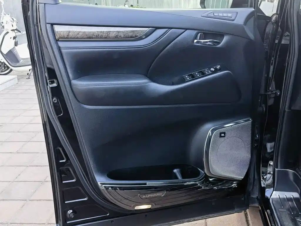 Toyota Alphard — миниатюра 4