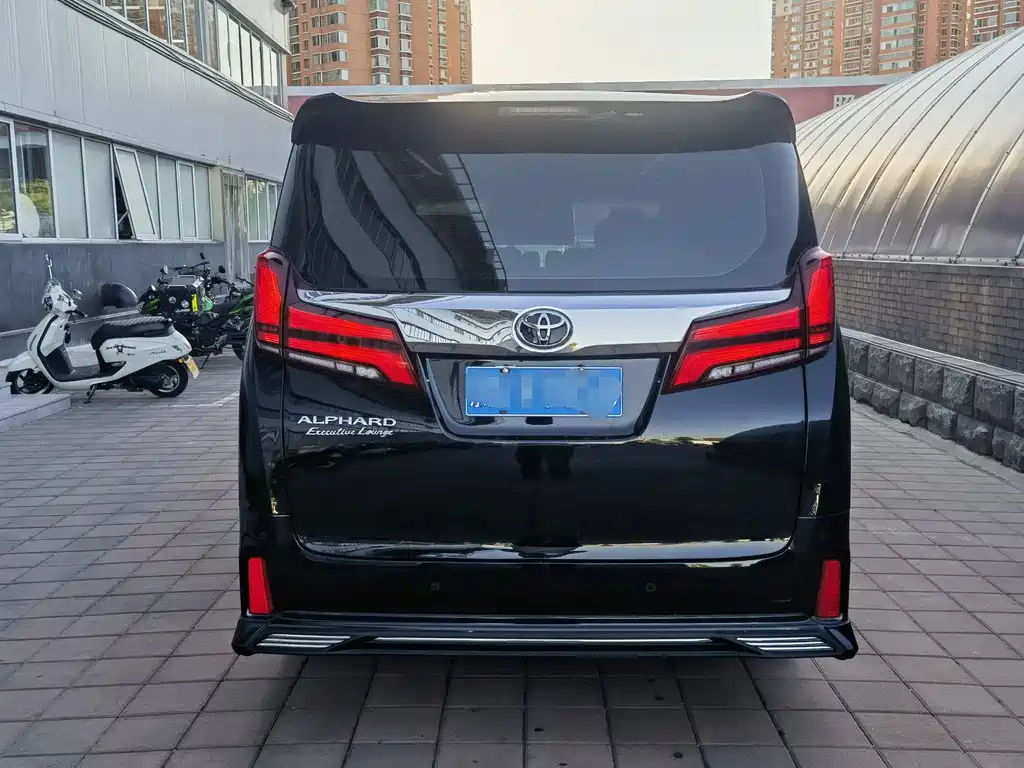 Toyota Alphard — миниатюра 16