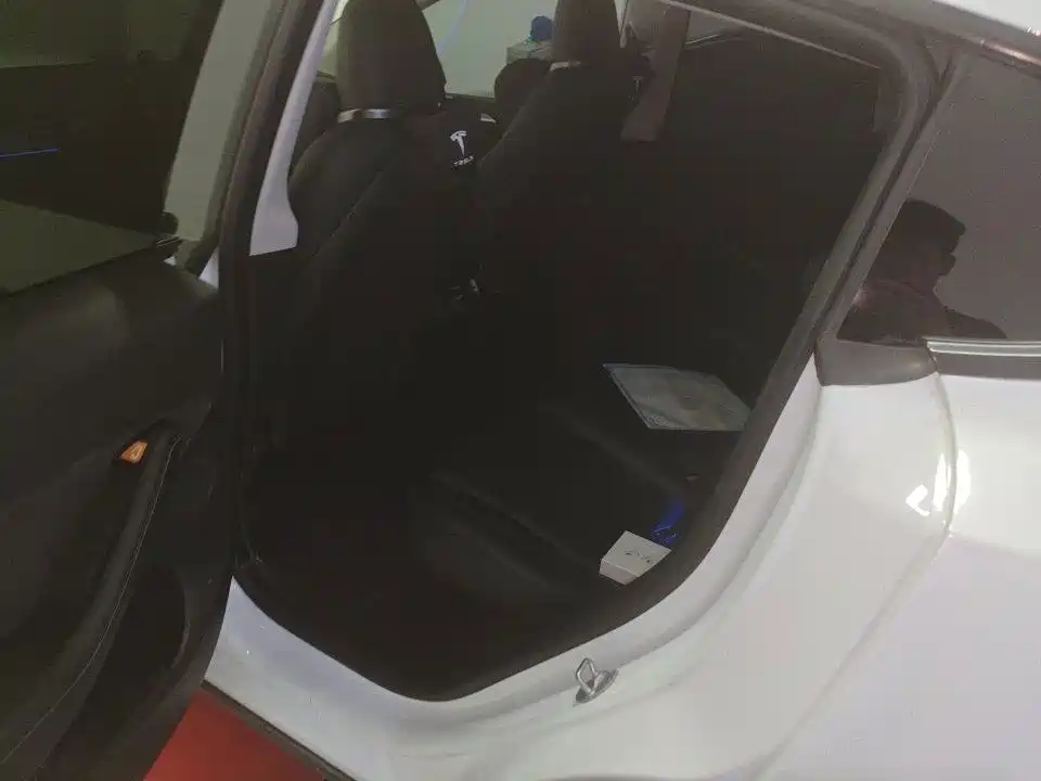 Tesla Model Y — миниатюра 8