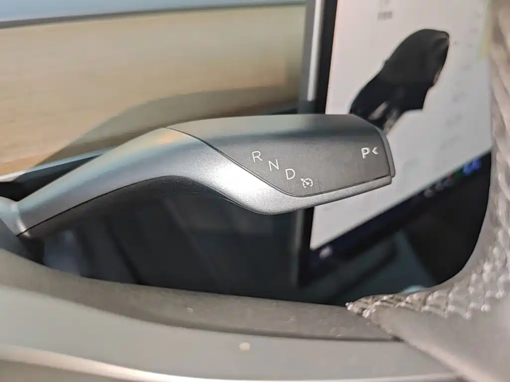Tesla Model Y — миниатюра 14