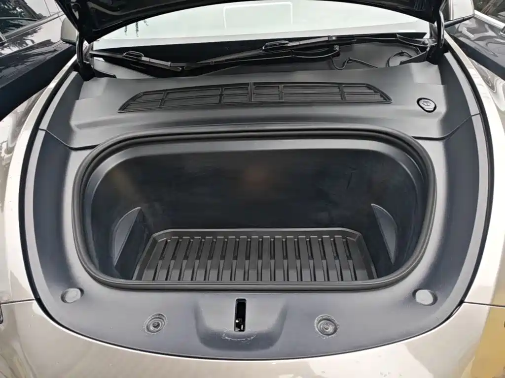 Tesla Model Y — миниатюра 20