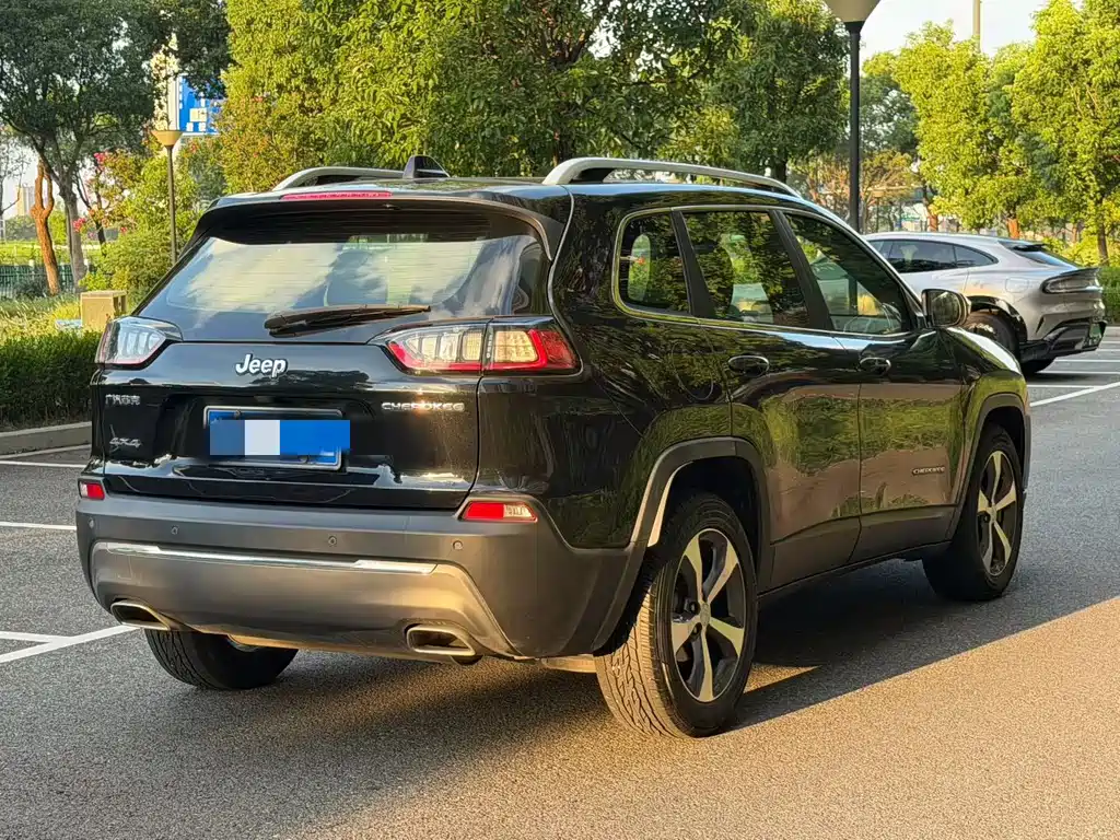 Jeep Cherokee — миниатюра 3