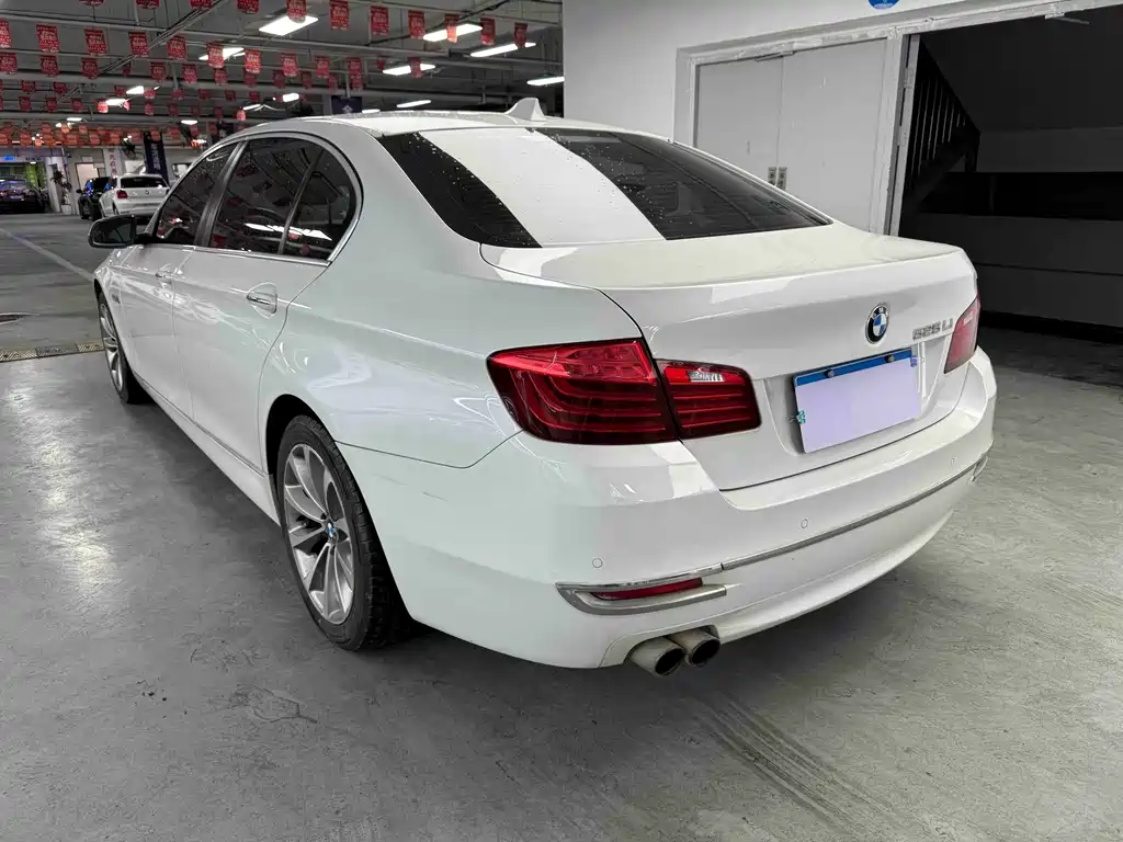 BMW 5 Series — миниатюра 11