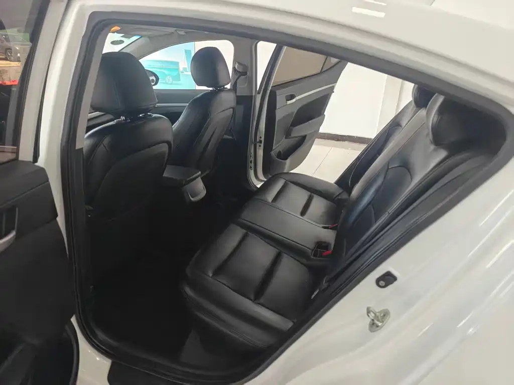 Hyundai Elantra — миниатюра 10