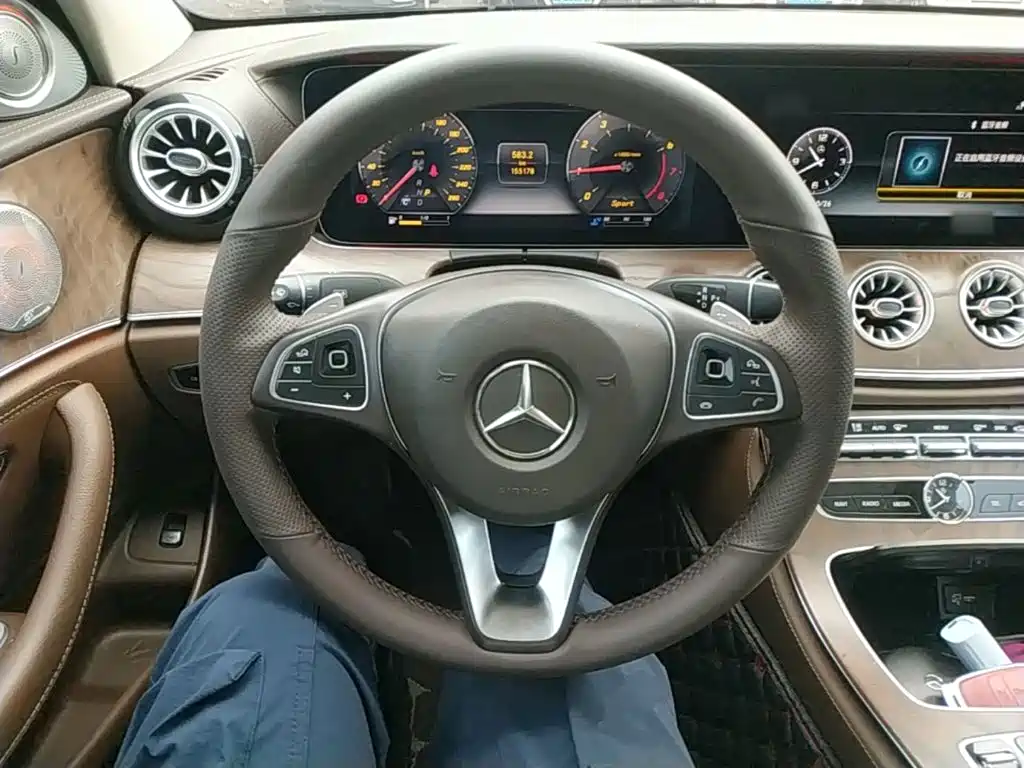 Mercedes-Benz E-Class — миниатюра 11