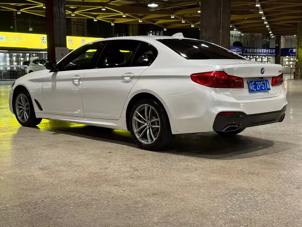 BMW 5 Series — миниатюра 9
