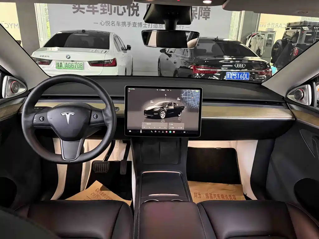 Tesla Model Y — миниатюра 6