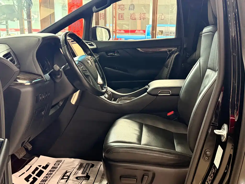 Toyota Alphard — миниатюра 4