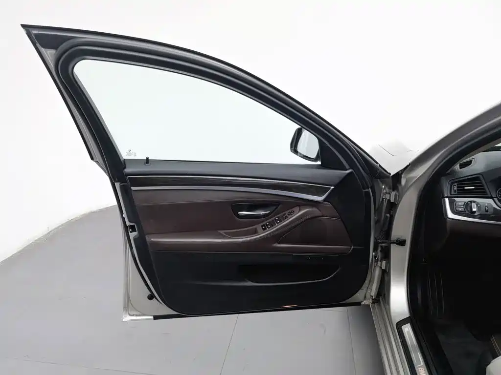 BMW 5 Series — миниатюра 8