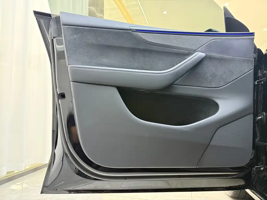 Tesla Model Y L — миниатюра 3