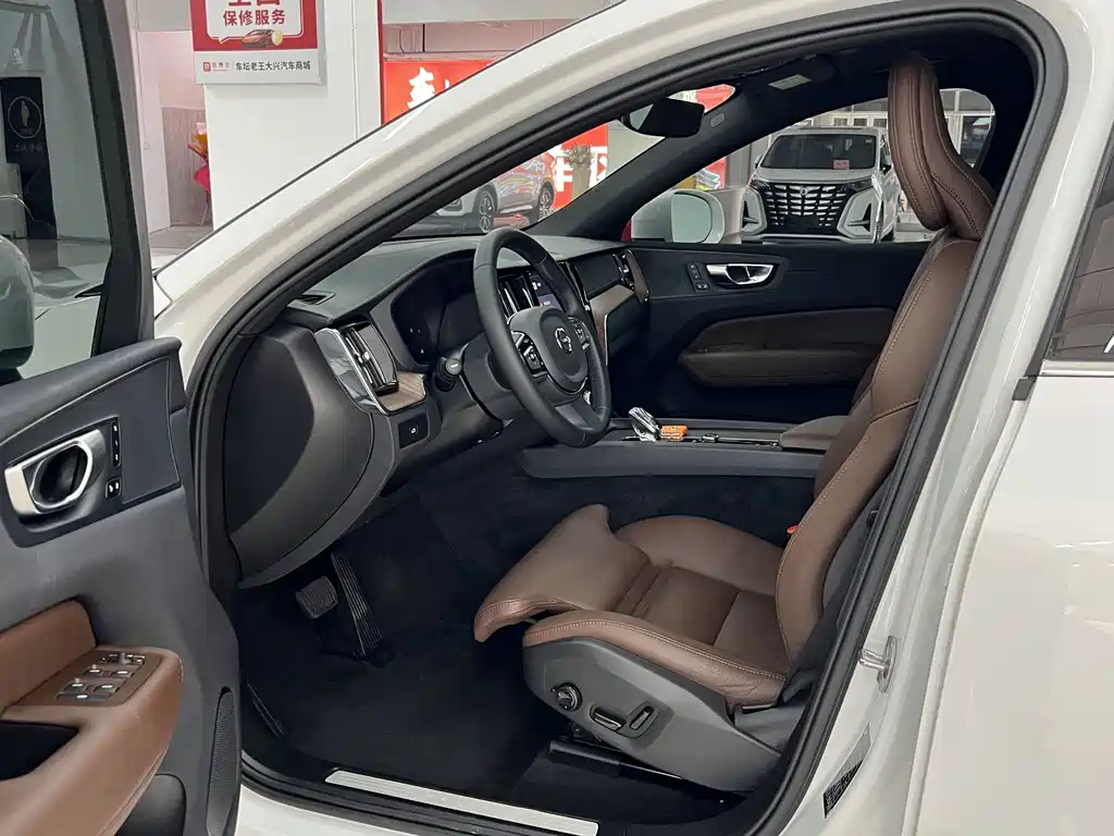 Volvo XC60 2024 B5 Luxury