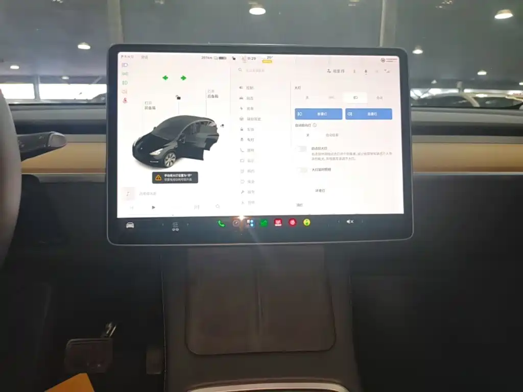 Tesla Model Y — миниатюра 13
