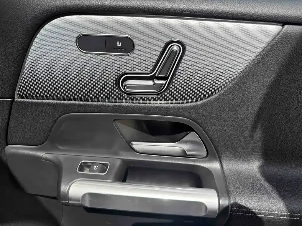 Mercedes-Benz GLB — миниатюра 23