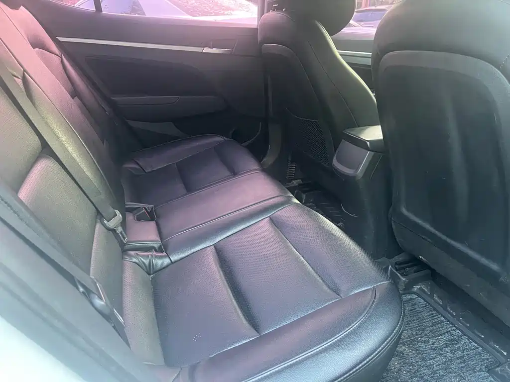 Hyundai Elantra — миниатюра 8