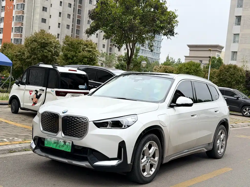 BMW iX1 2025