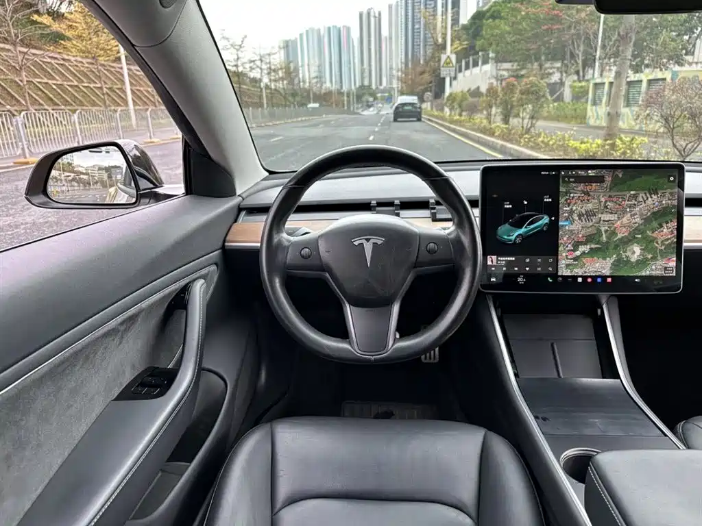 TESLA MODEL 3