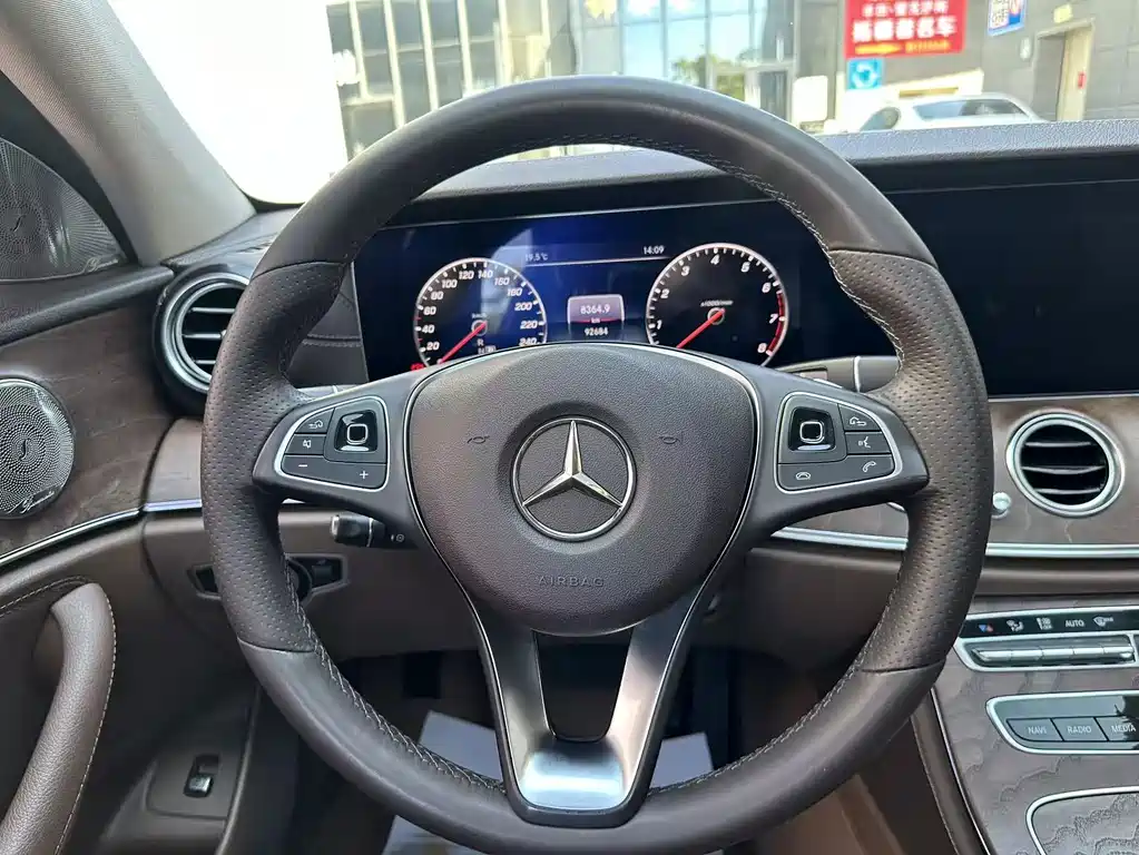 Mercedes-Benz E-Class — миниатюра 11