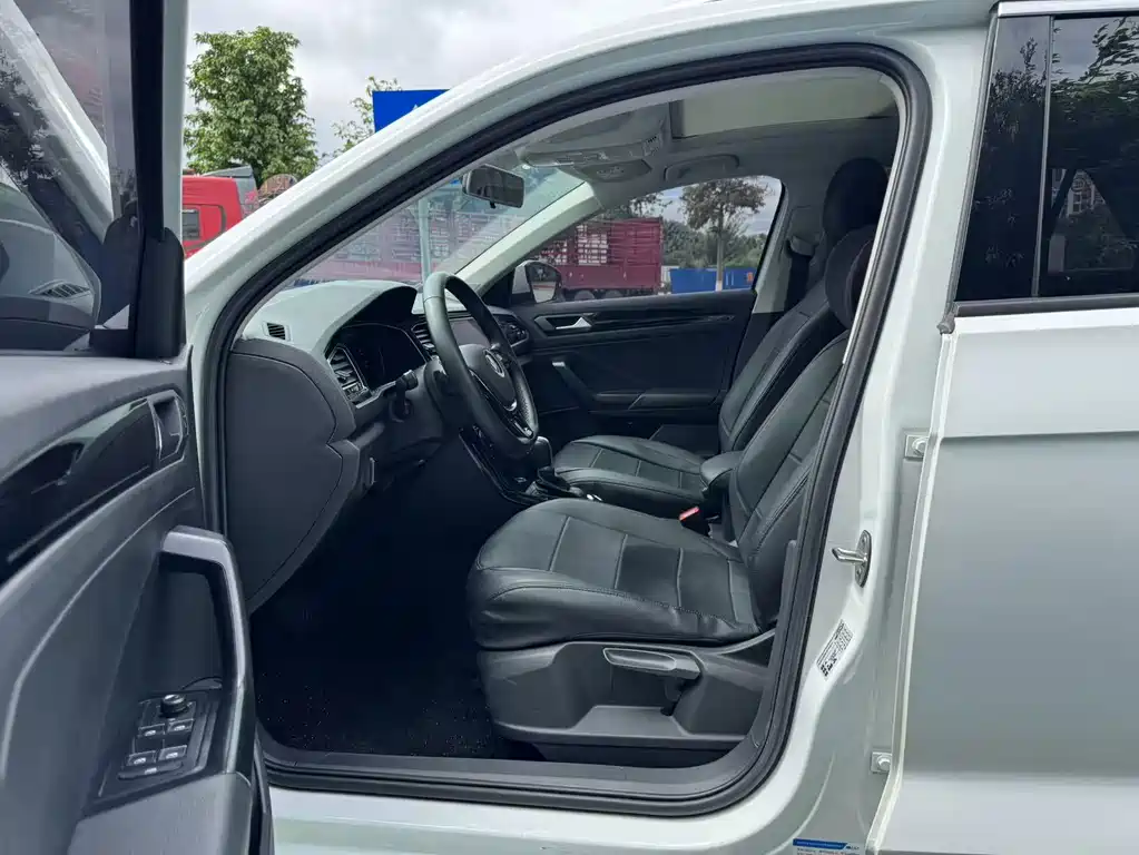Volkswagen T-Roc — миниатюра 10