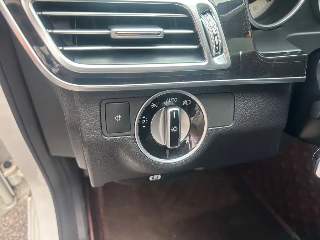 Mercedes-Benz E-Class — миниатюра 7