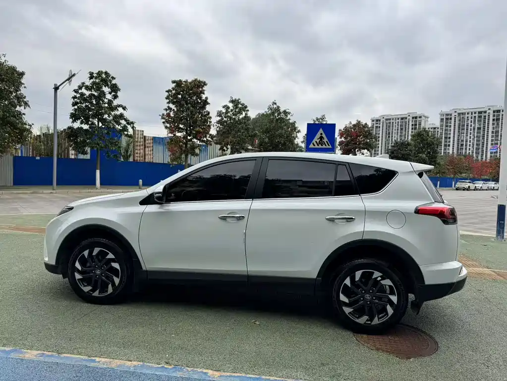 Toyota RAV4 — миниатюра 4
