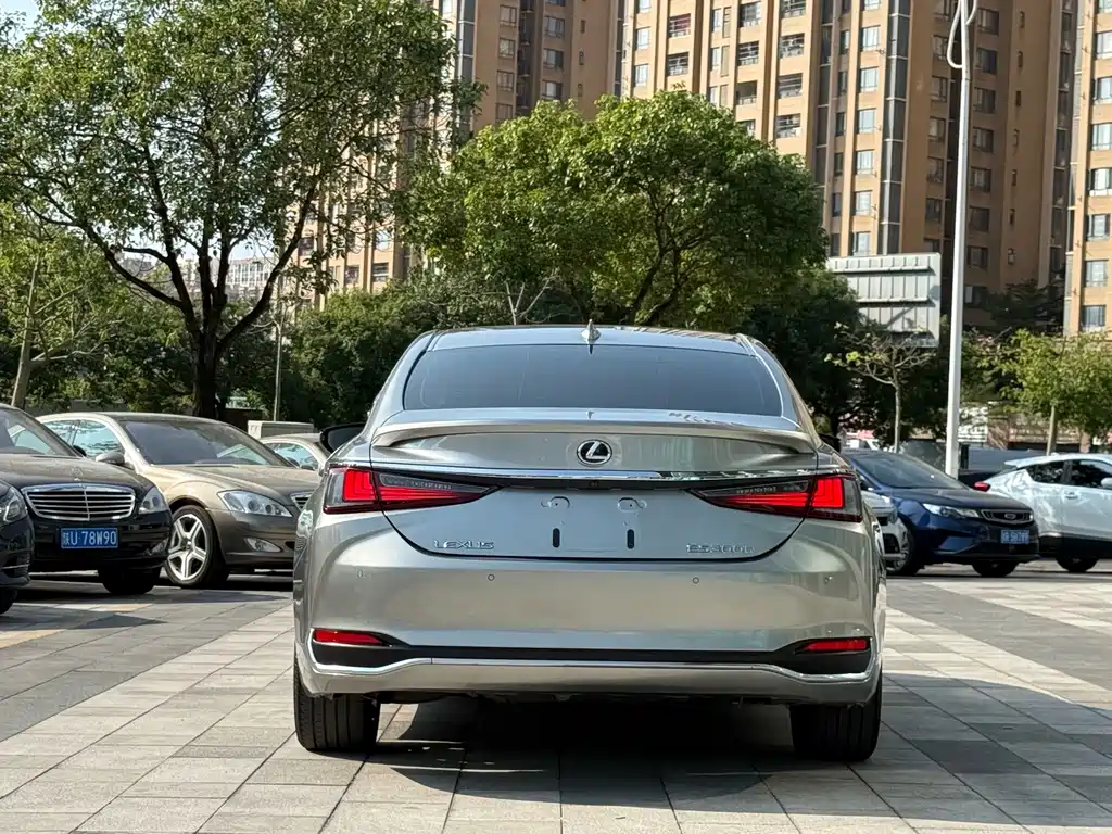 Lexus ES — миниатюра 5
