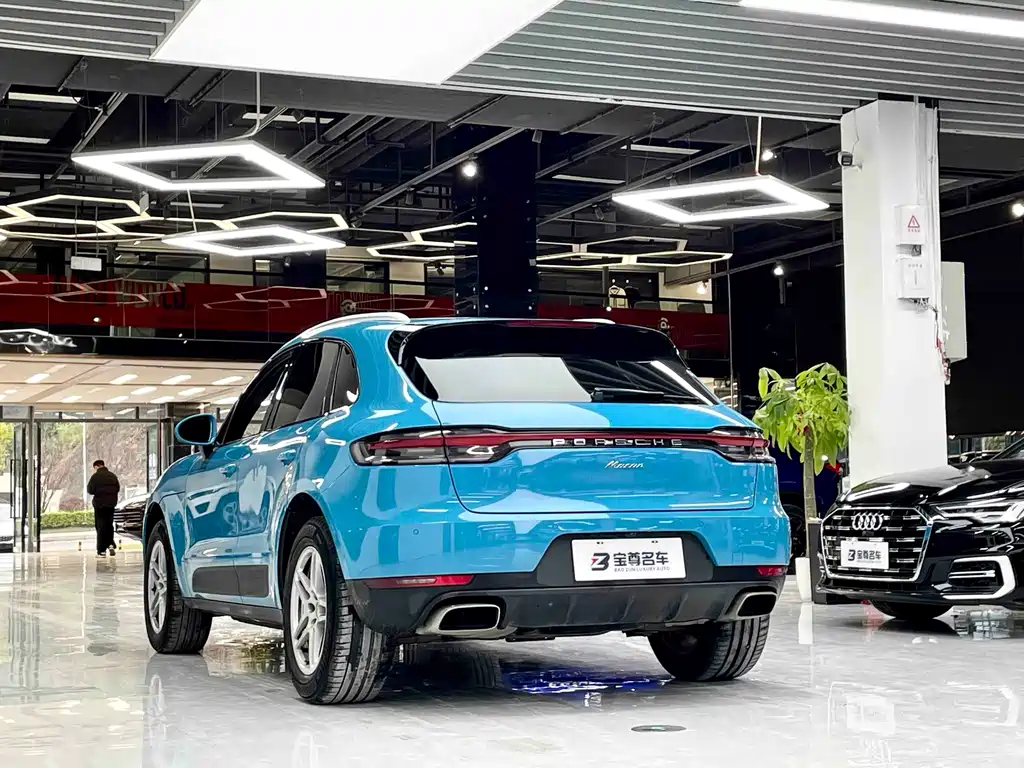 PORSCHE MACAN