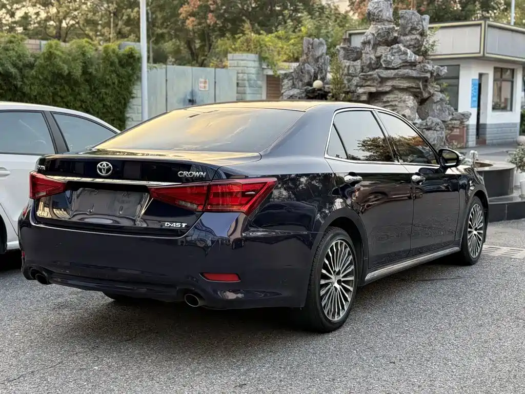 Toyota Crown — миниатюра 10