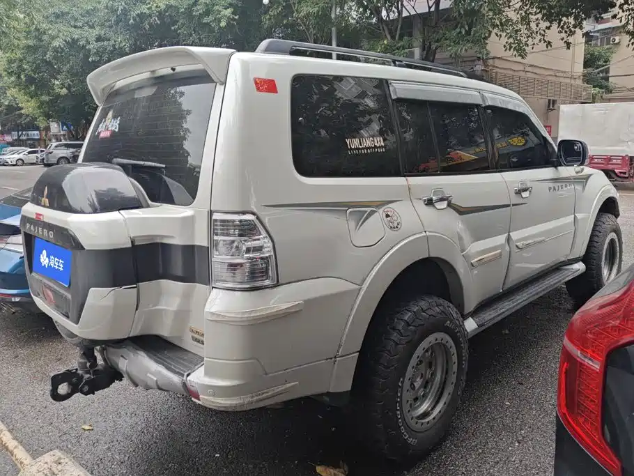 Mitsubishi Pajero — миниатюра 3