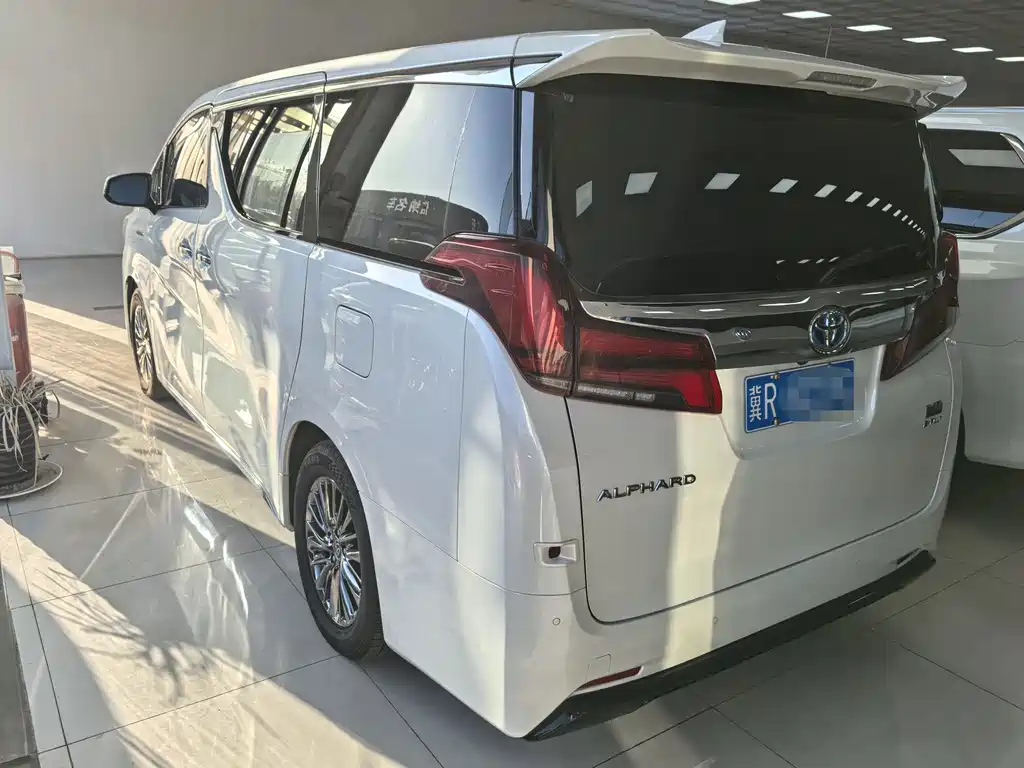 Toyota Alphard — миниатюра 3