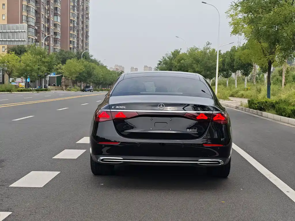 Mercedes-Benz E-Class — миниатюра 3