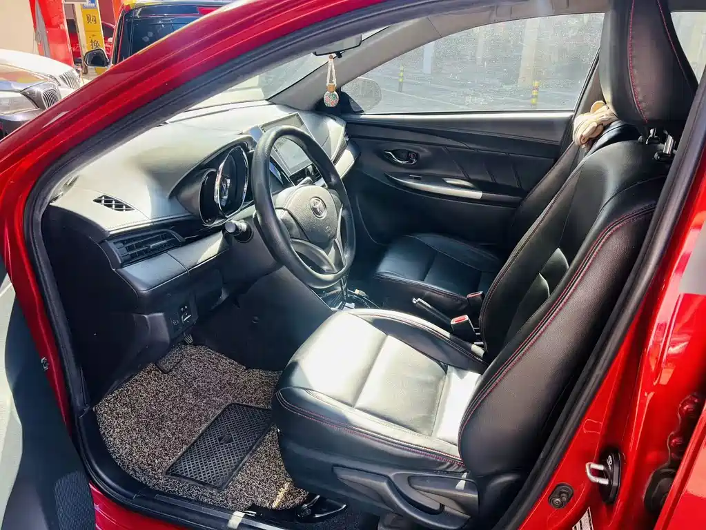 Toyota Yaris L — миниатюра 2