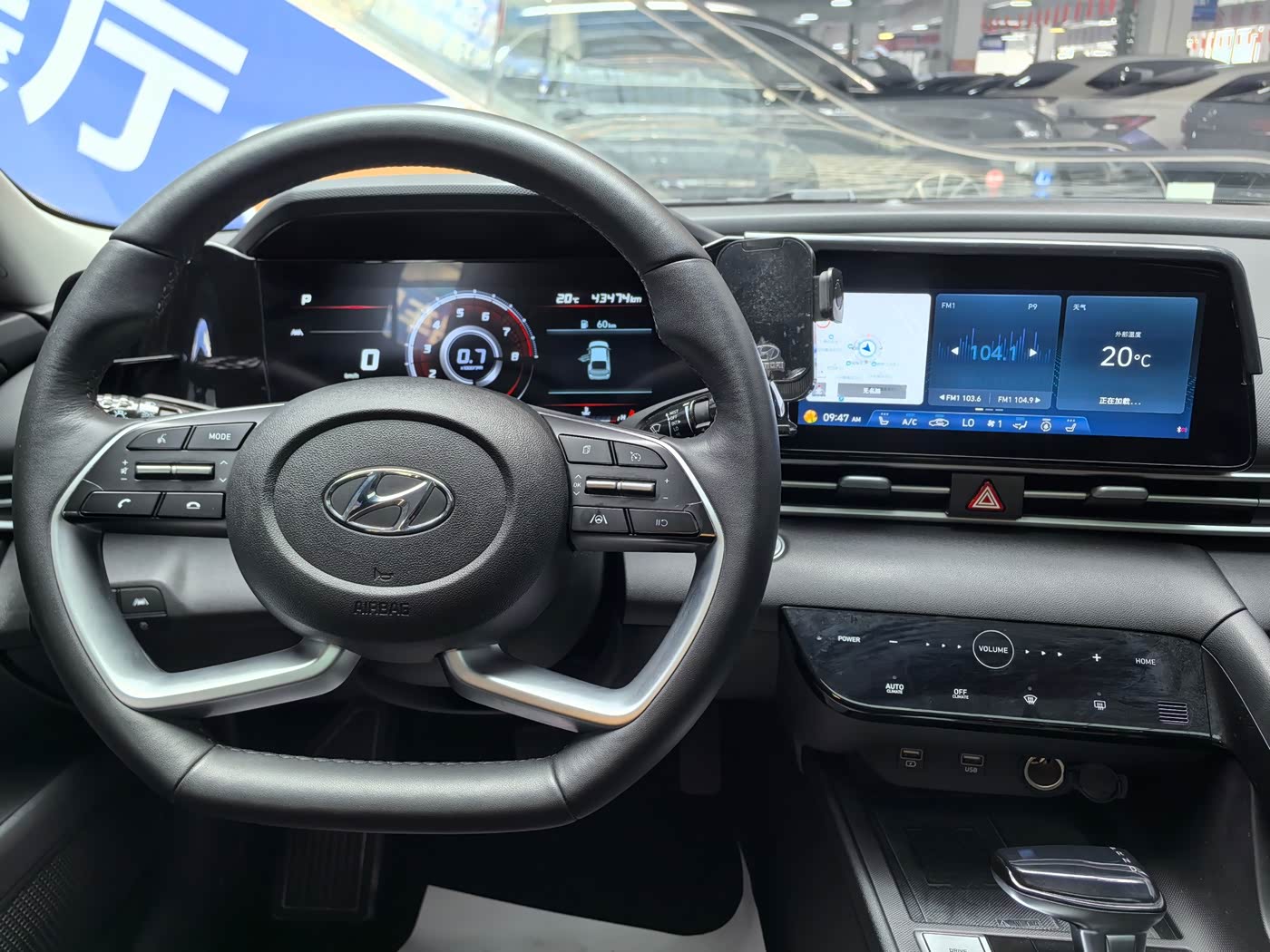 Hyundai Elantra 1.5 л 2022 г. Серебристо-серый, пробег 43000 км