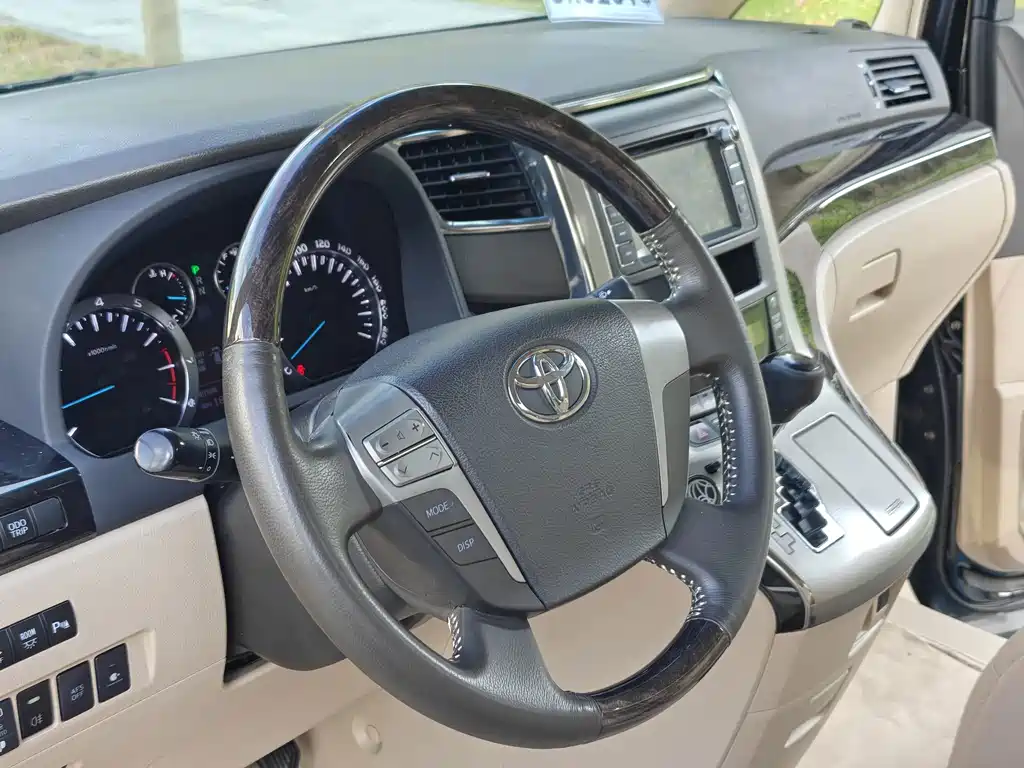 Toyota Alphard — миниатюра 7