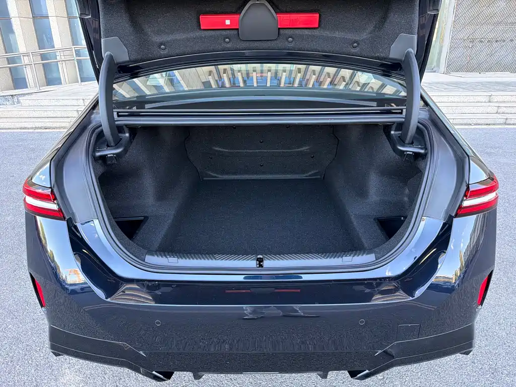 BMW 5 Series — миниатюра 8