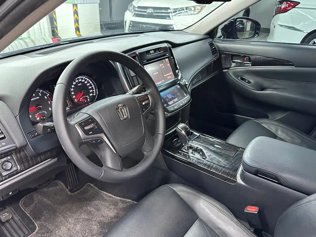 Toyota Crown — миниатюра 7