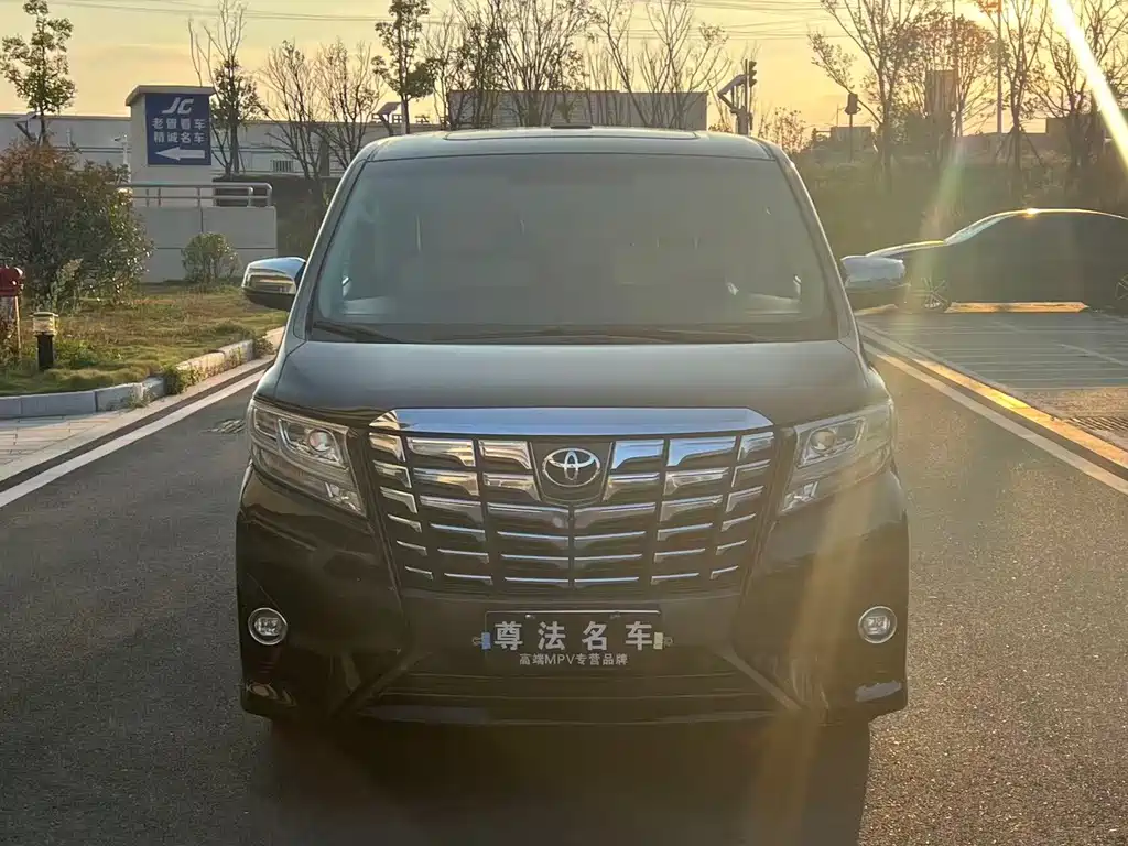 Toyota Alphard — миниатюра 6