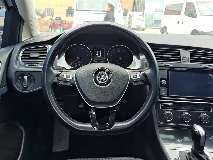 VOLKSWAGEN GOLF