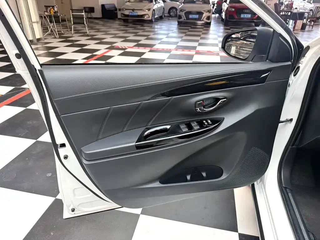 Toyota Yaris L — миниатюра 7