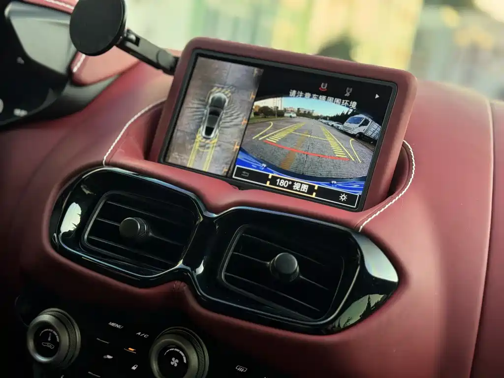 ASTON MARTIN V8 VANTAGE