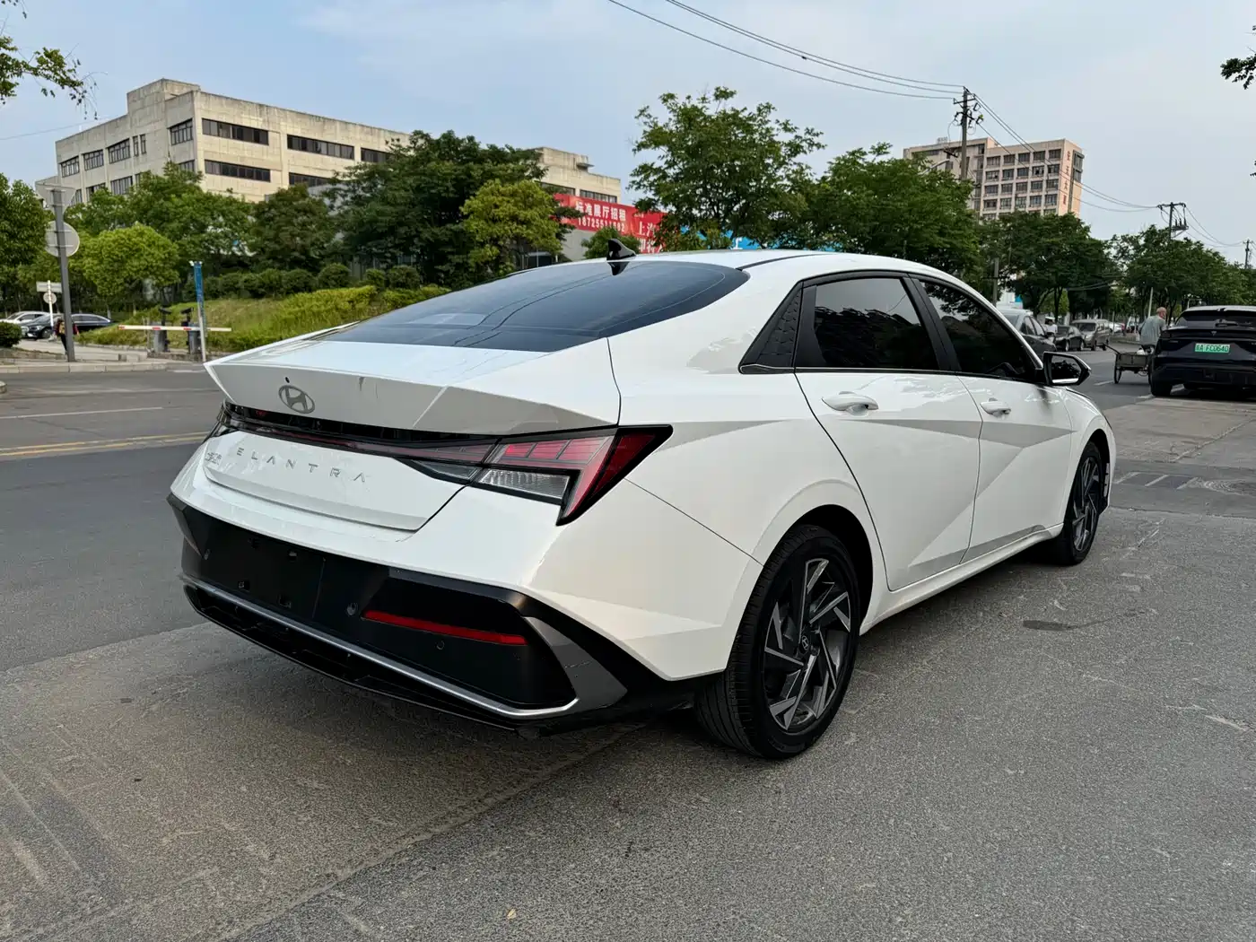Hyundai Elantra 2023 Белый из Китая, фото 2