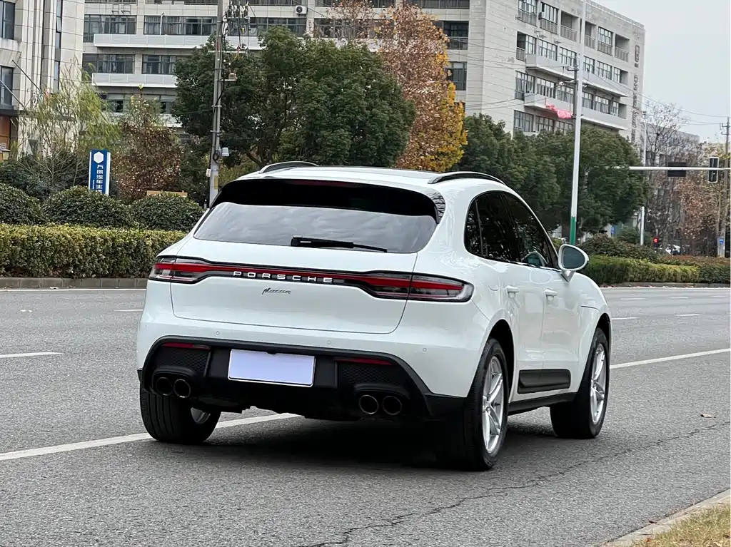 PORSCHE MACAN