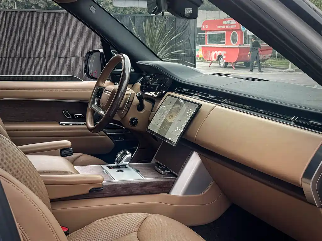 Land Rover Range Rover 2024 3.0 L6 400PS Long Wheelbase мест