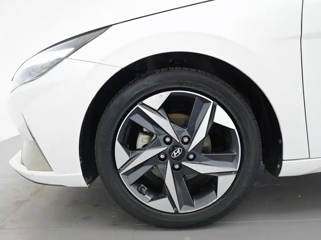 Hyundai Elantra — миниатюра 17