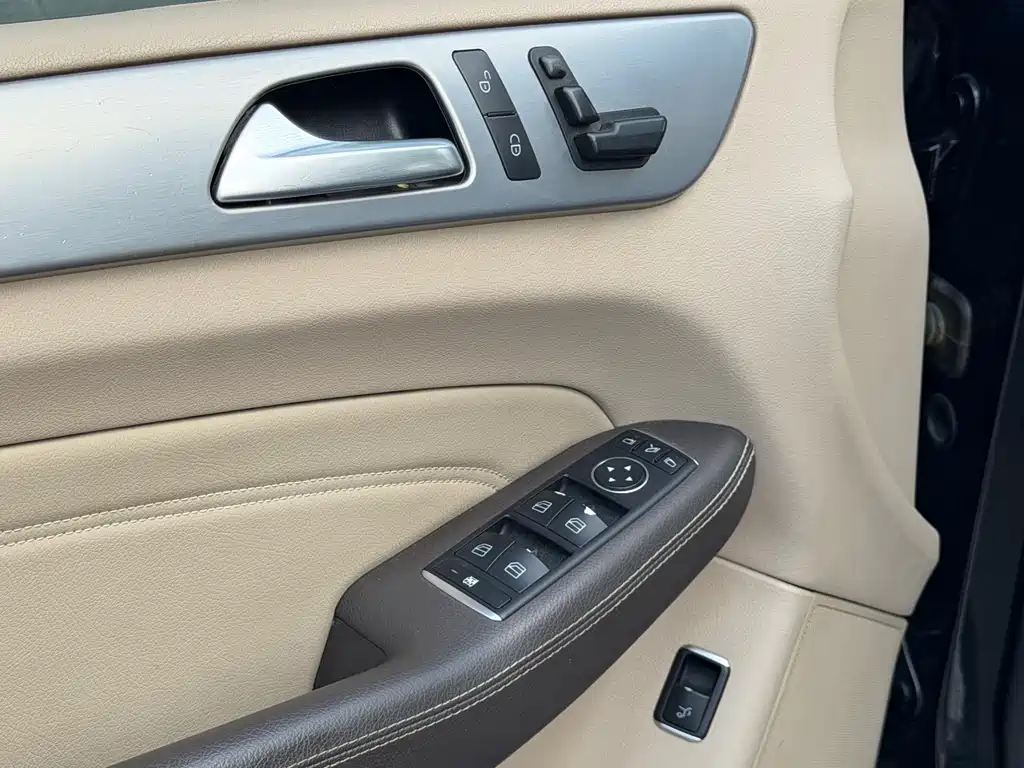 Mercedes-Benz M-Class — миниатюра 12