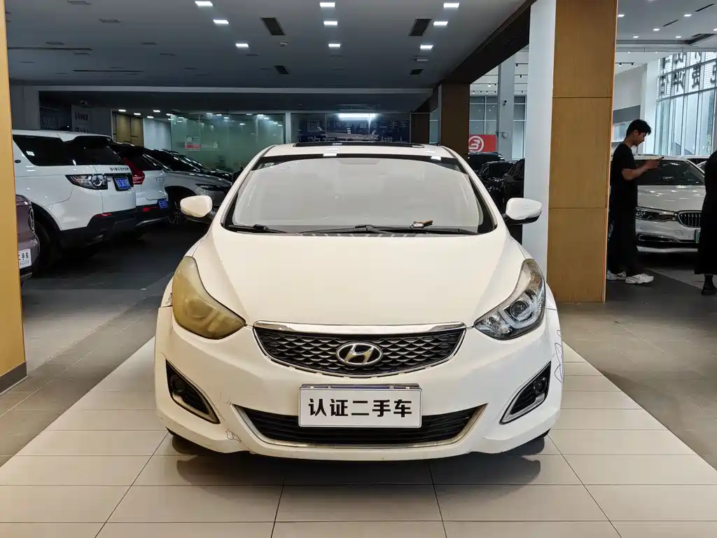 Hyundai Elantra 2016 1.6L AT Luxury