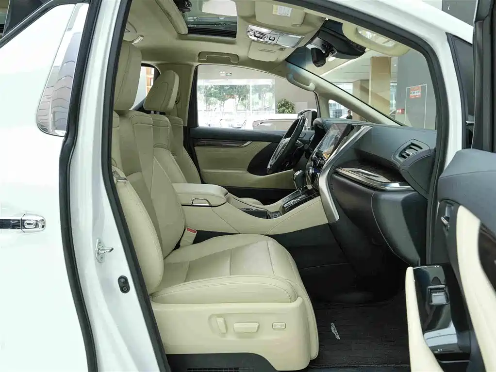 Toyota Alphard — миниатюра 12